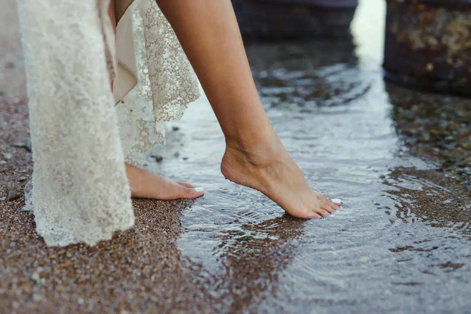 063 Φωτογραφια γαμου ποδια νερο